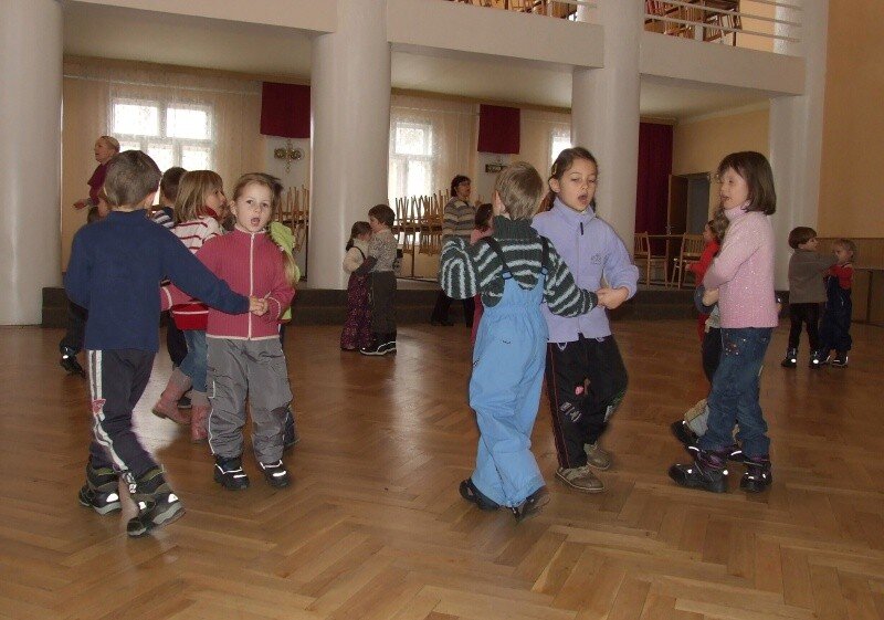 Děti ze Sadováčku nacvičují pásmo na Krojový ples