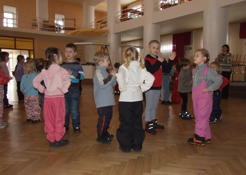 Děti ze Sadováčku nacvičují pásmo na Krojový ples