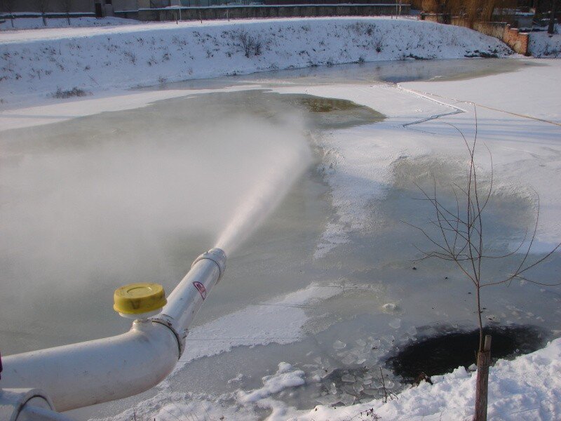 Rozbíjení ledu na rybníku