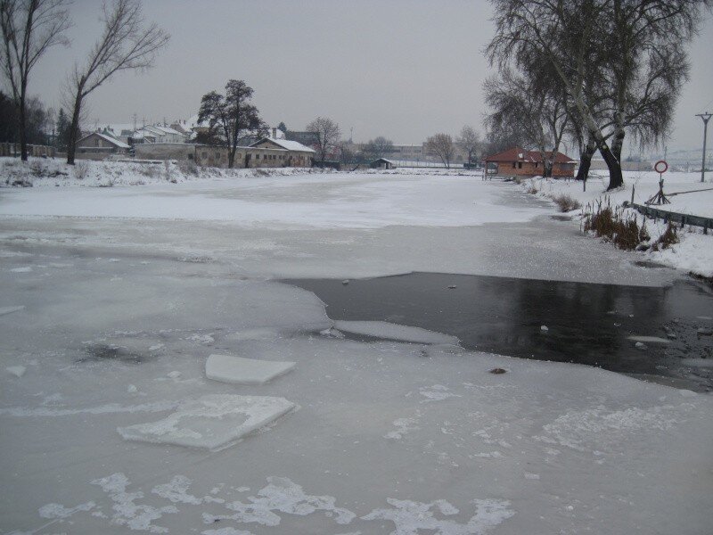 Rozbíjení ledu na rybníku