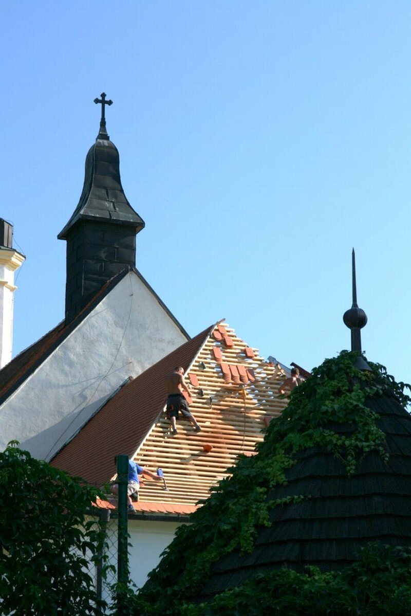 Pokládání krytiny na střechu kostela Nanebevzetí Panny Marie ve Velkých Pavlovicích
