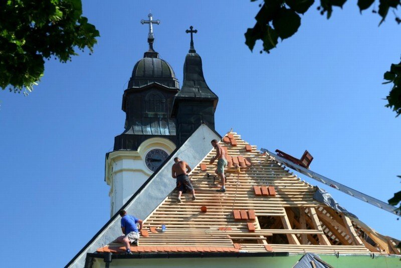 Pokládání krytiny na střechu kostela Nanebevzetí Panny Marie ve Velkých Pavlovicích