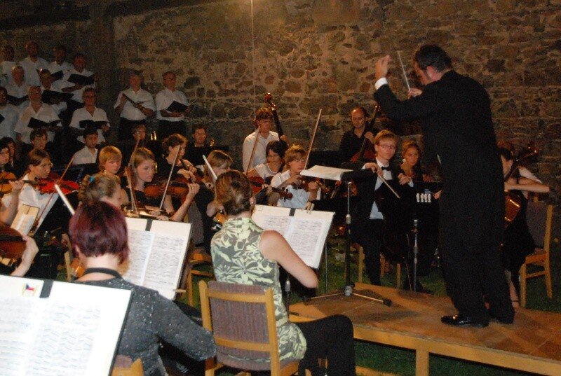 Velkopavlovičtí zpěváci zpívají se Symfonickým orchestrem v Dolních Kounicích