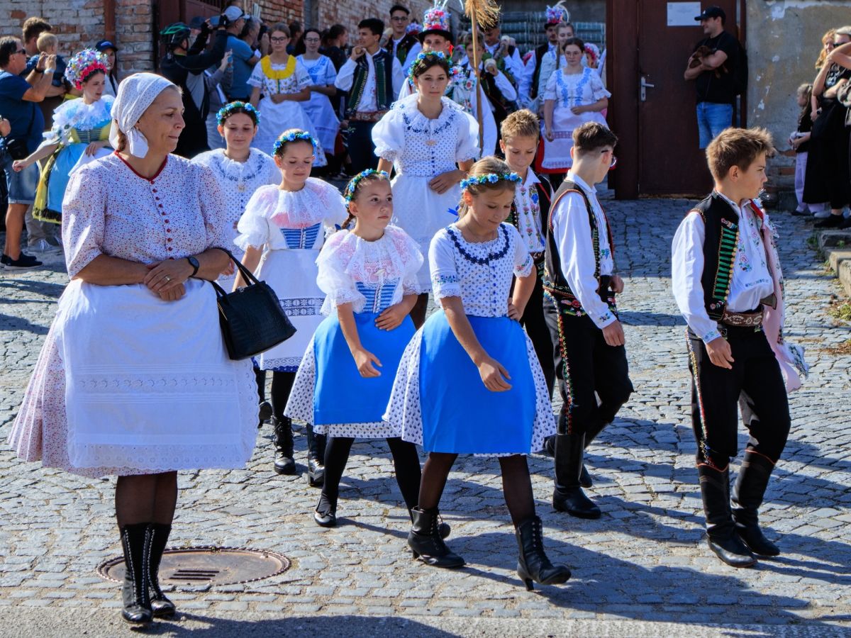 Zveme děti a mládež na kurz tradičního tance - ČESKÁ BESEDA