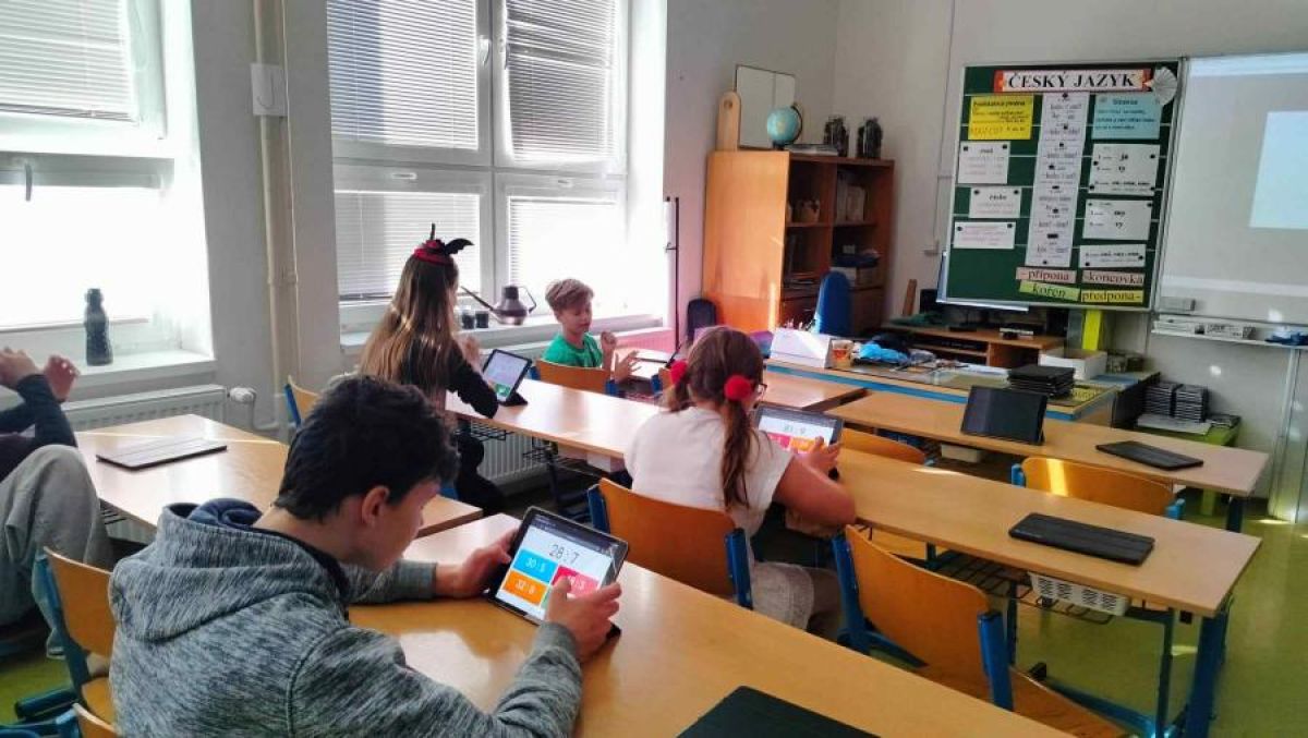 Halloweenský souboj v násobilce mezi žáky pátých a devátých ročníků