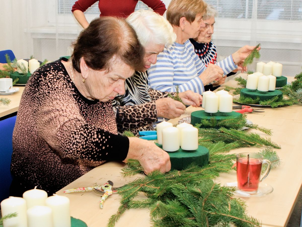 Seniorky si s paní Veronikou vyrobily adventní výzdobu