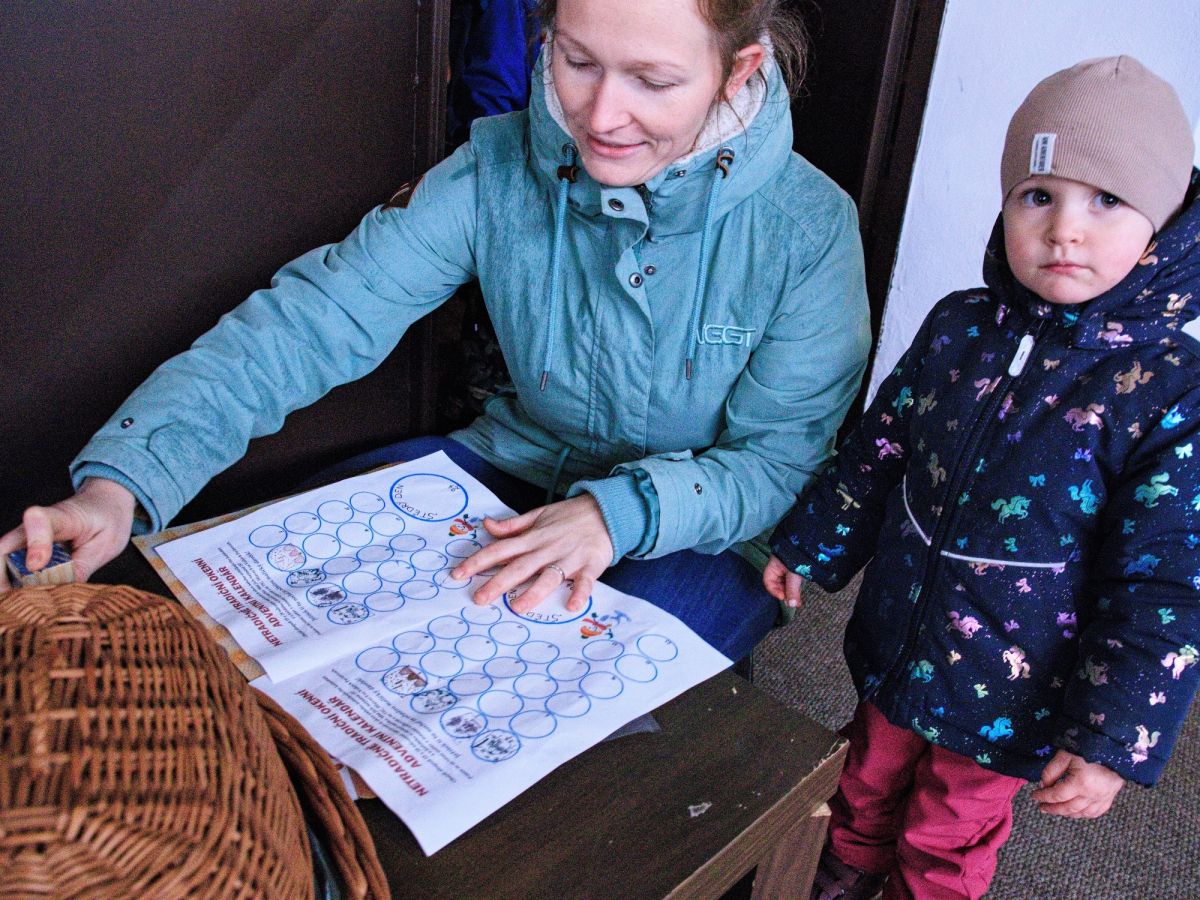 Svítící okénka po celém městem. Kdy jindy rozdávat radost, když ne o adventu?