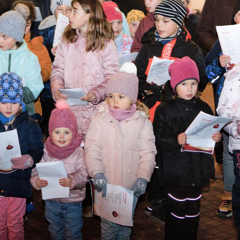 Česko zpívá koledy a rozsvícení čísla 10: Podvečer plný tradic, komunitního setkání a vánoční atmosféry
