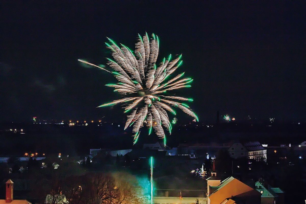 Pestrobarevný novoroční ohňostroj ve fotografiích pana Oldřicha Otáhala