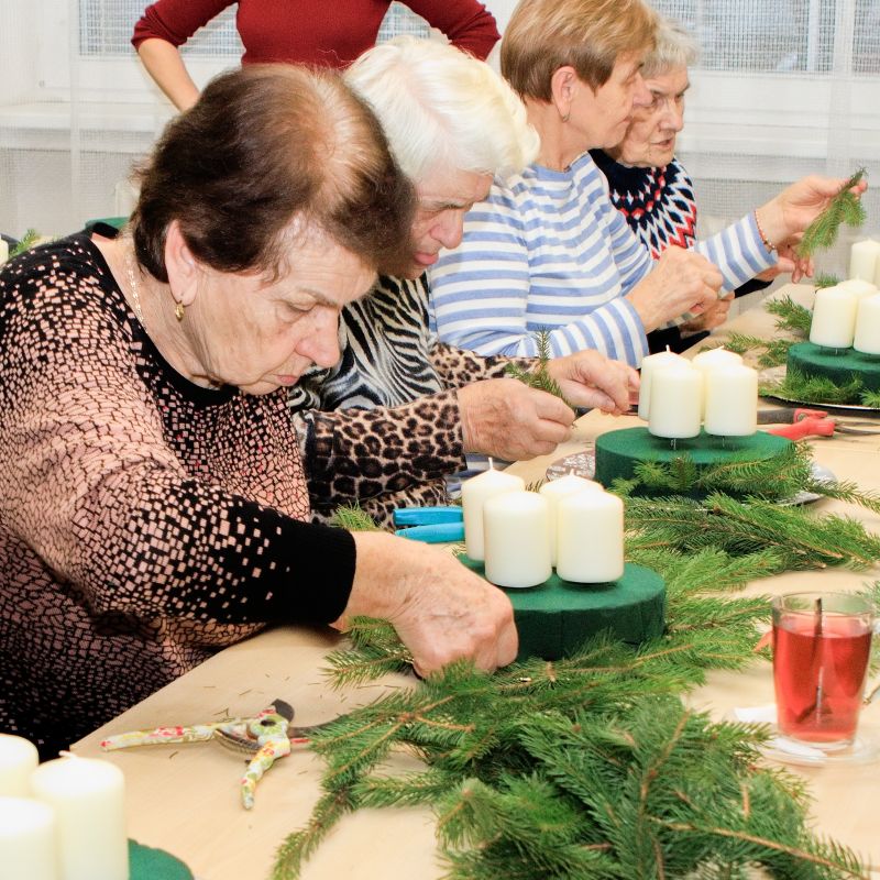 Seniorky si s paní Veronikou vyrobily adventní výzdobu