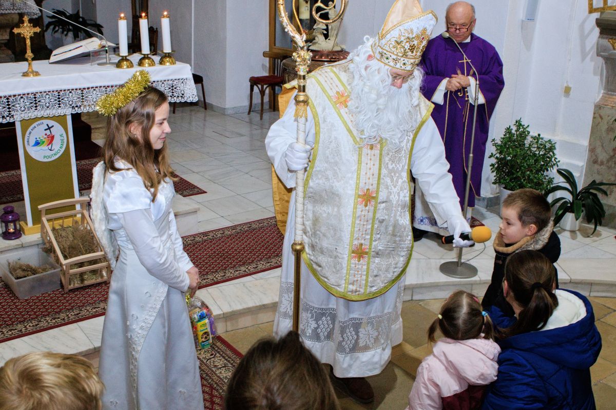 Mikuláš přinesl dárky dětem do kostela