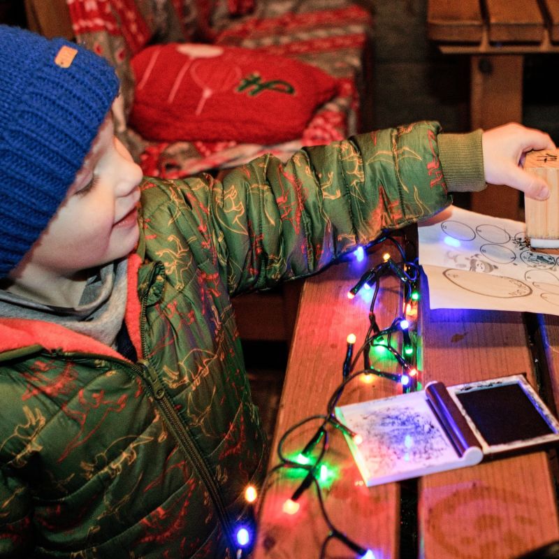 Vánoce se blíží, okénka svítí, razítka v listině přibývají