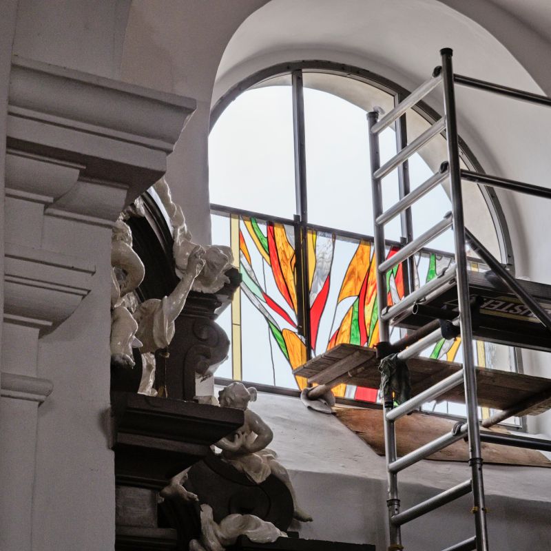 Instalace vitráží v lodi kostela Nanebevzetí Panny Marie ve Velkých Pavlovicích pokračuje