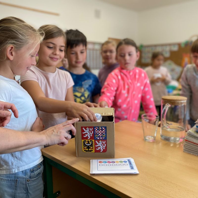 Volby na vlastní chlupy. Děti si zkusily s Městskou knihovnou "volby nanečisto"
