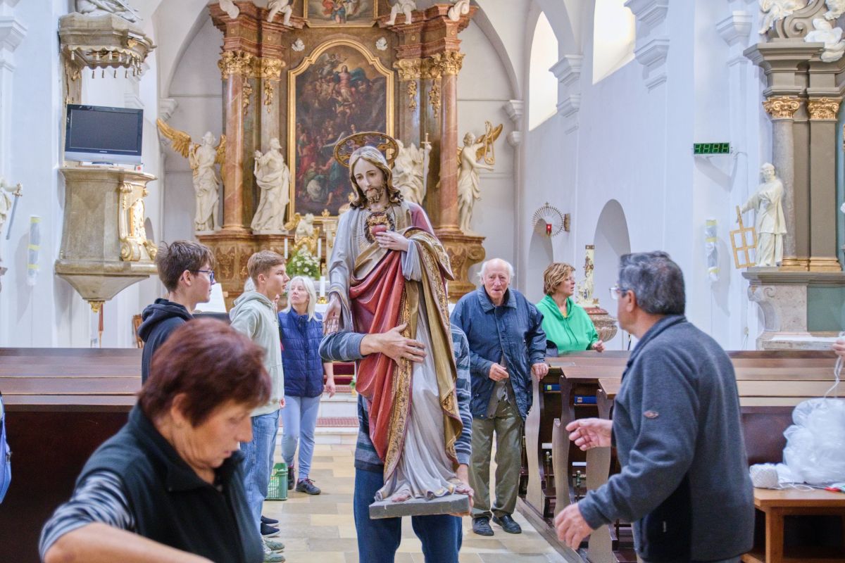 Velkopavlovický kostel farníci připravují na výměnu oken
