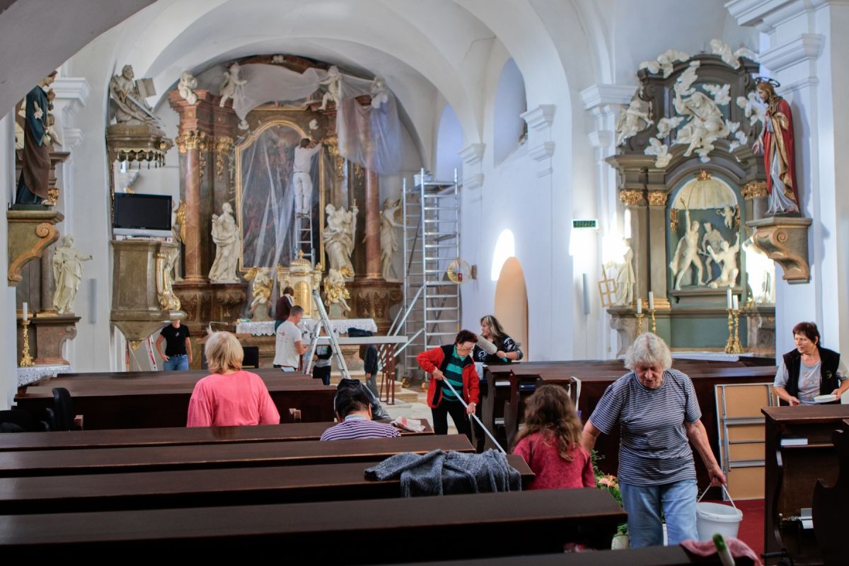 Babí léto využili farníci k velkému úklidu kostela
