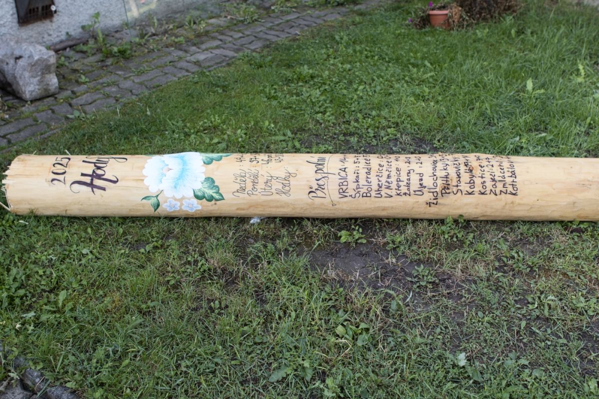 Mája šla k zemi. Na jejím místě bude pódium