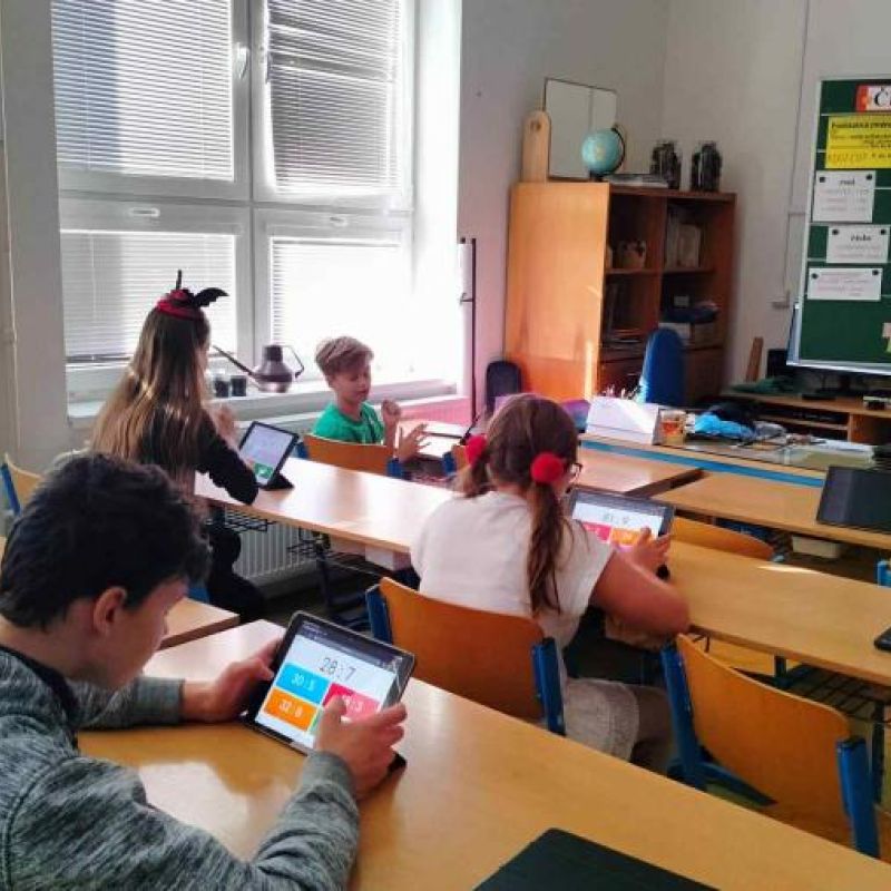 Halloweenský souboj v násobilce mezi žáky pátých a devátých ročníků