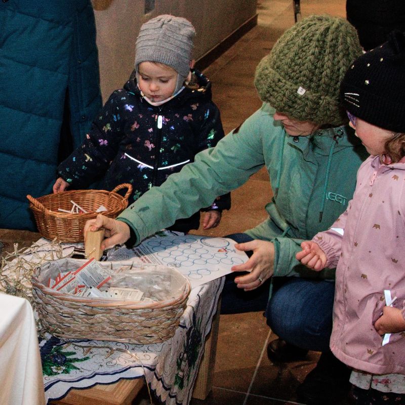 Adventní okénka už svítí. Každý den pro jedno razítko