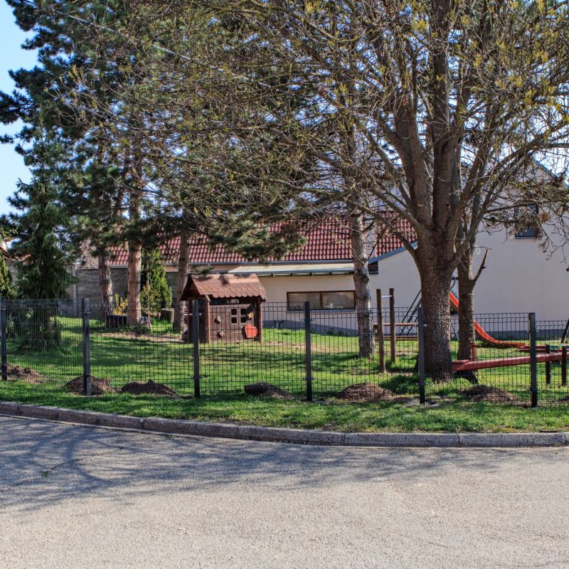 Nové oplocení kolem dětského hřiště na ul. Čechova