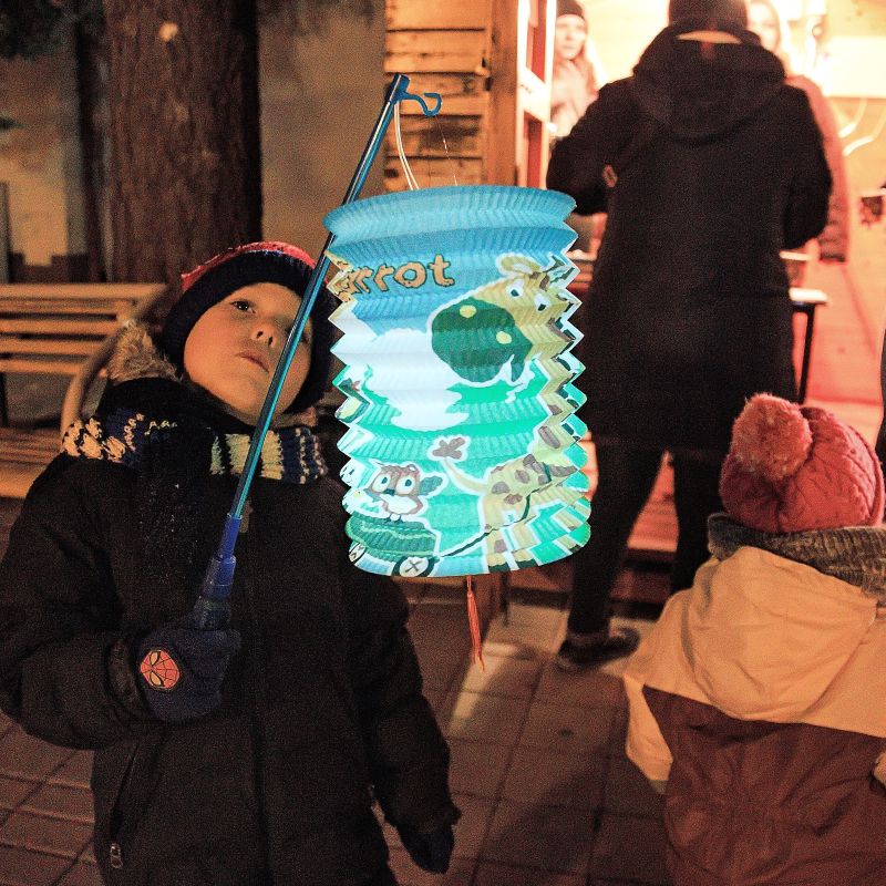 Lampionový průvod pokrytý sněhem